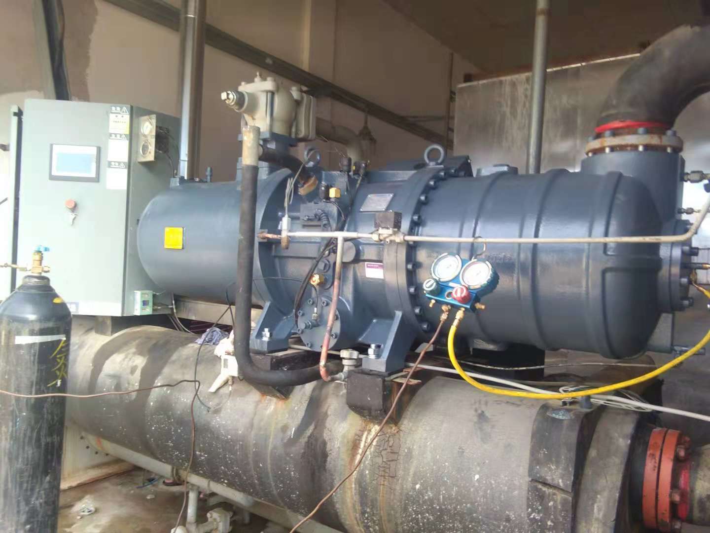工業(yè)冷水機更換壓縮機現場(chǎng)