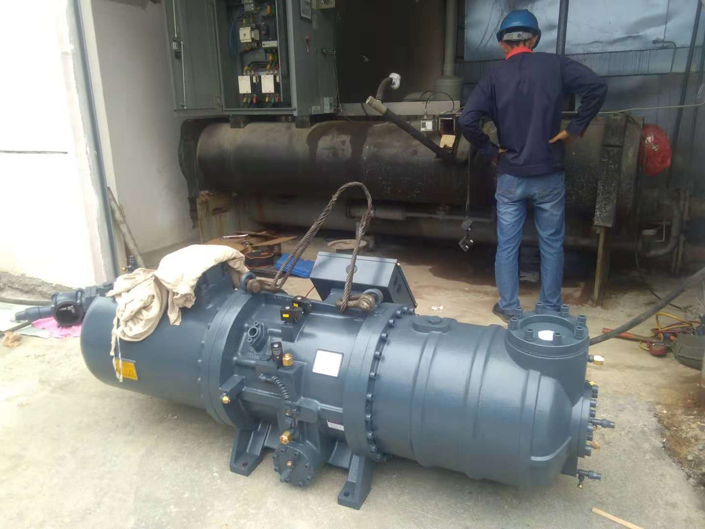 工業(yè)冷水機更換壓縮機現場(chǎng)